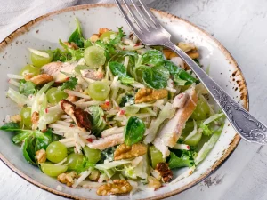 salada de frango com uva e castanha